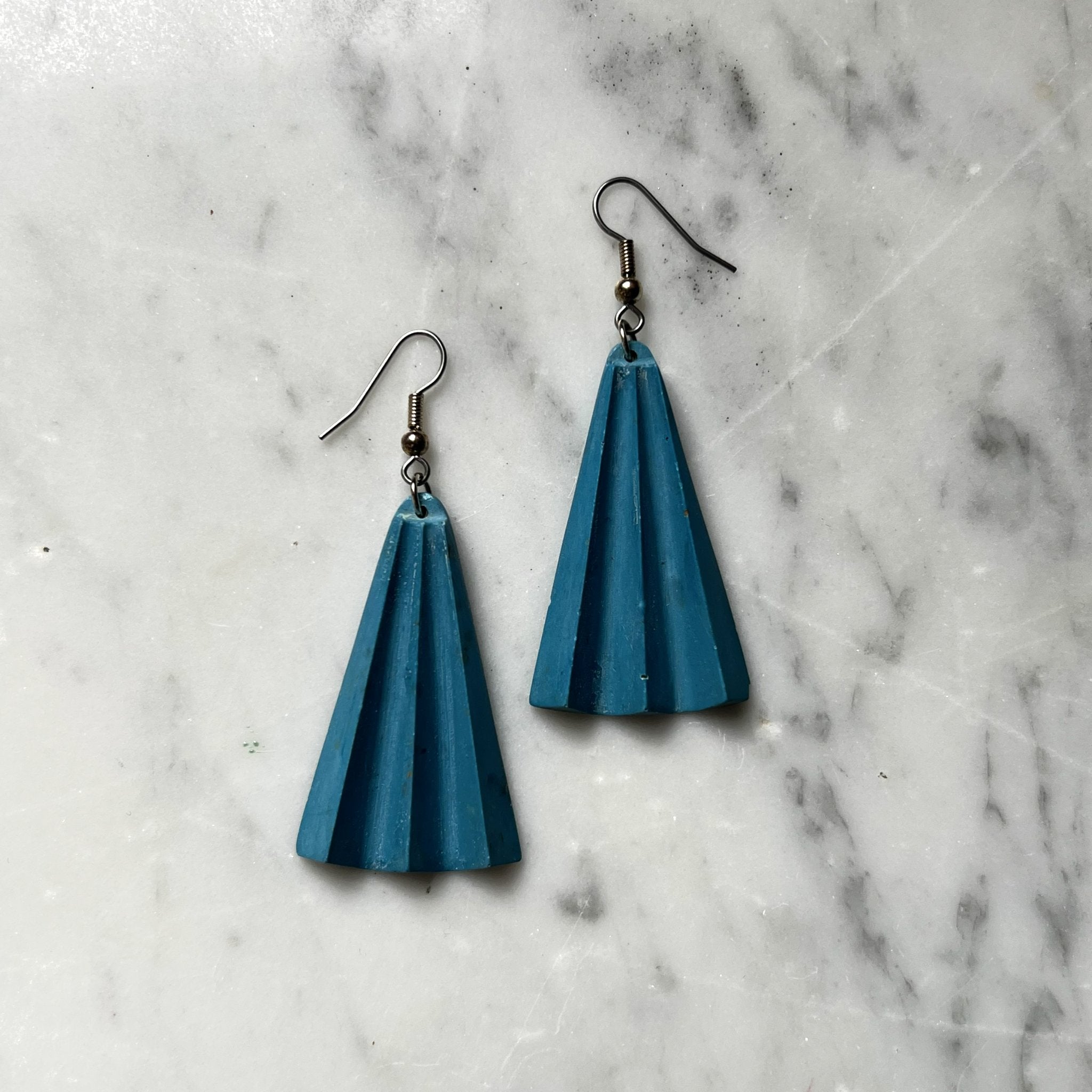 6049f0ff45e42d1cbc99c46b_sm-bluefanearrings_1778663197000.png
