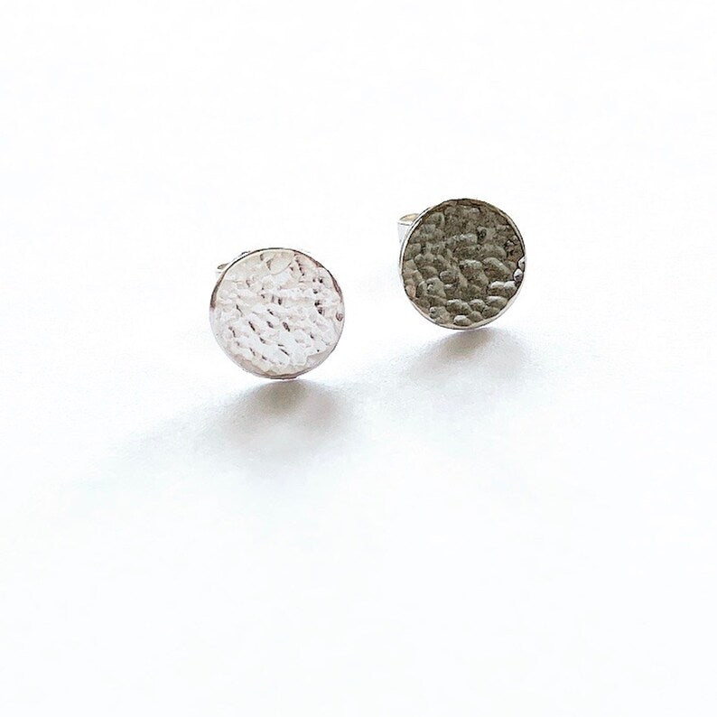 Hammered silver disc studs earrings