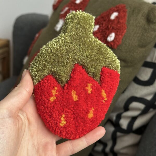 Tufted Strawberry Magnet (red)