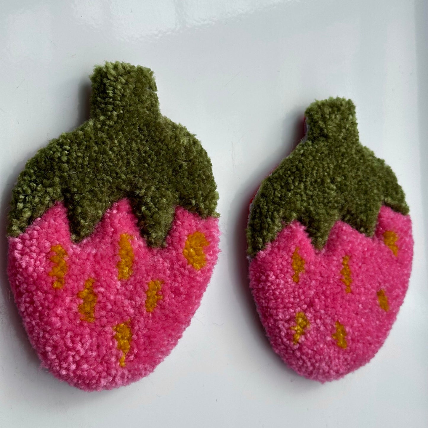 Tufted Strawberry Magnet (pink)