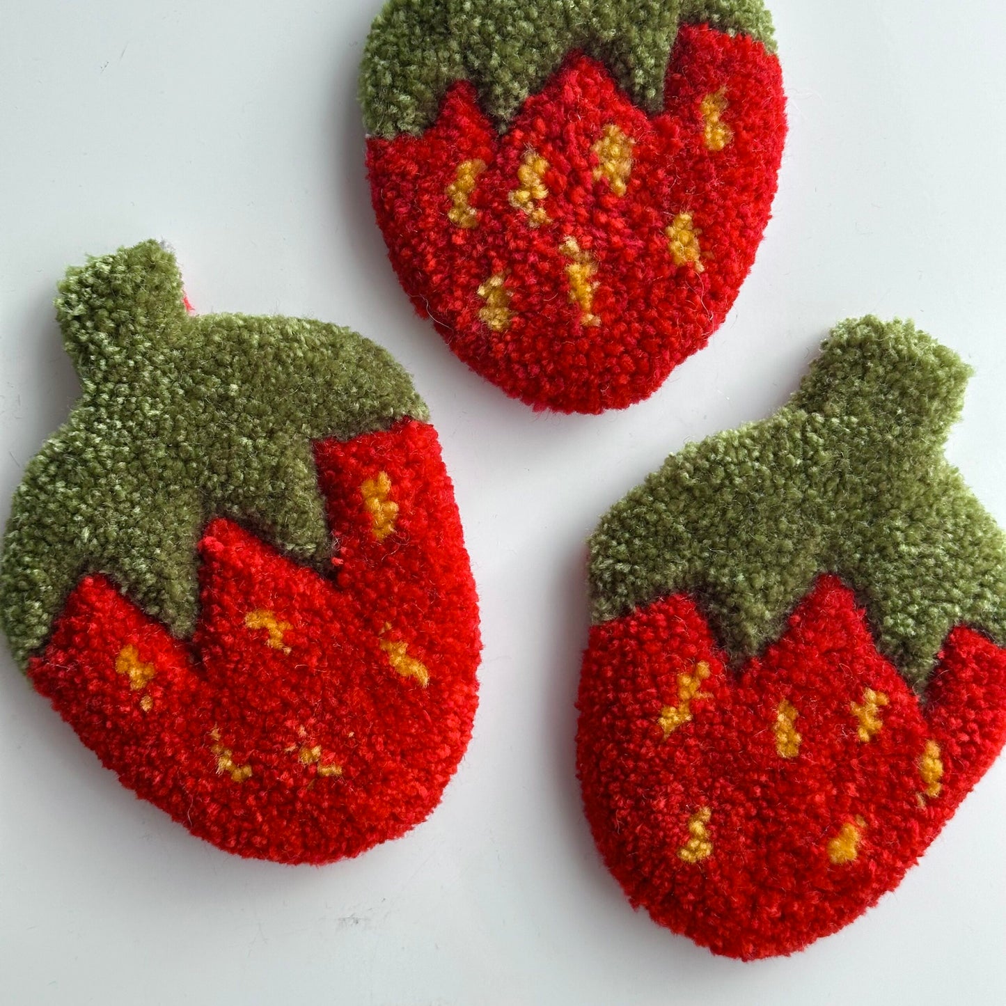 Tufted Strawberry Magnet (red)