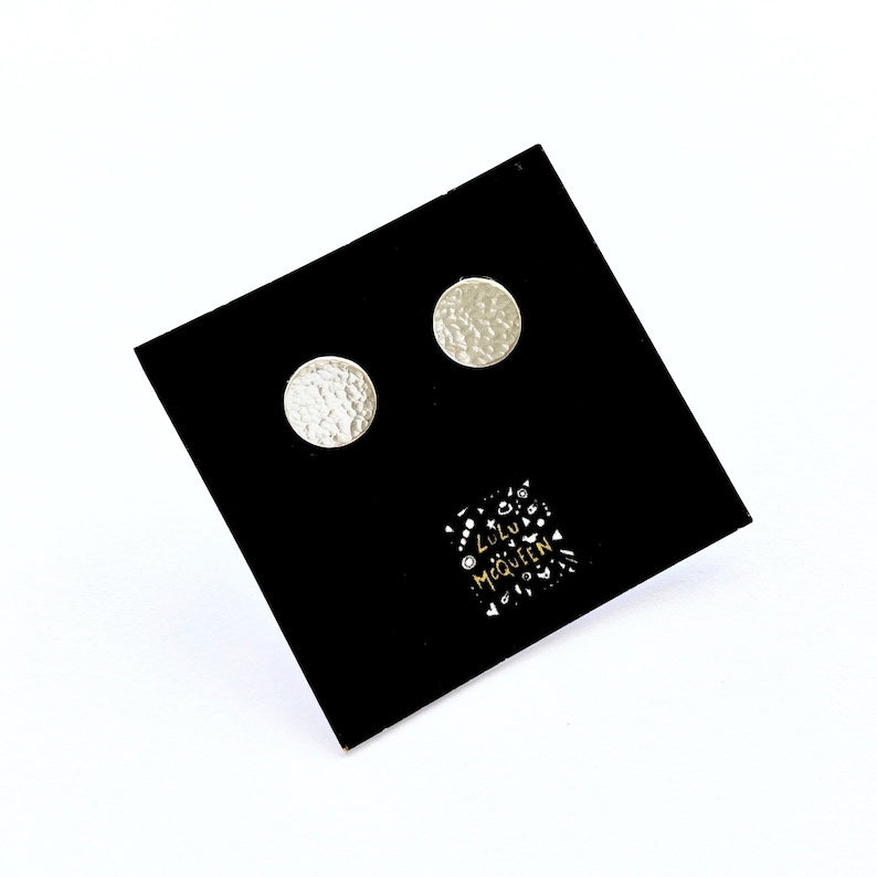 Hammered silver disc studs earrings-Neighbourhood Store 